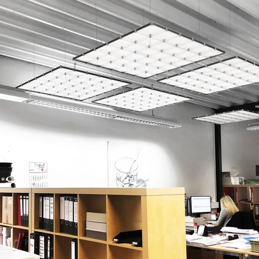 Deckenabhängungen Licht Lampe Leuchte Schallschutz Geräuschschutz 6x6 Büro Arbeitsplatz Ladenbau zusammengesetzt x-cett cassetten hochwertig Polycarbonat PC transluzent hellgrau dunkelgrau individuell schick klasse persönlich einzigartig modern