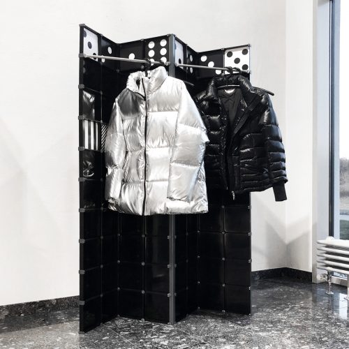 Kleiderhaken Garderobe gedruckte Wunschmotive einzigartig Geschenk Werbezwecke Hingucker Eyecatcher Cassetten transluzent hellgrau dunkelgrau Popup Store Büroausstattung Partyausstattung Loungemöbel Lobby Einrichtungsmöbel Produktpräsentation Messe Messebau Messestand