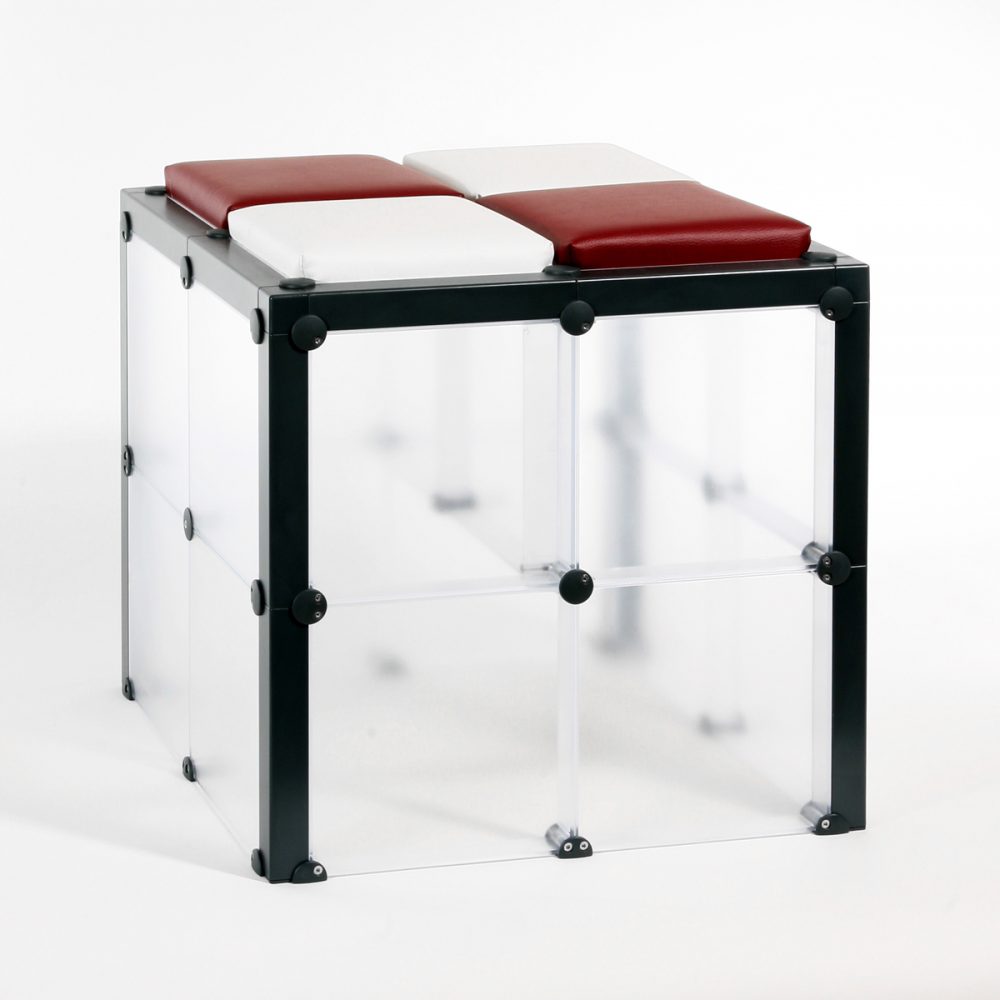 Hocker Barhocker Sitzmöglichkeiten Sitzbänke Cassetten gedruckte Wunschmotive individuell einzigartig Hingucker Eyecatcher Würfel Mobeliar Geschenk Werbezwecke hochwertig detailansicht kissen schwarz weiss rot farbe verschieden wandelbar individuell weinhalter produktverstauung